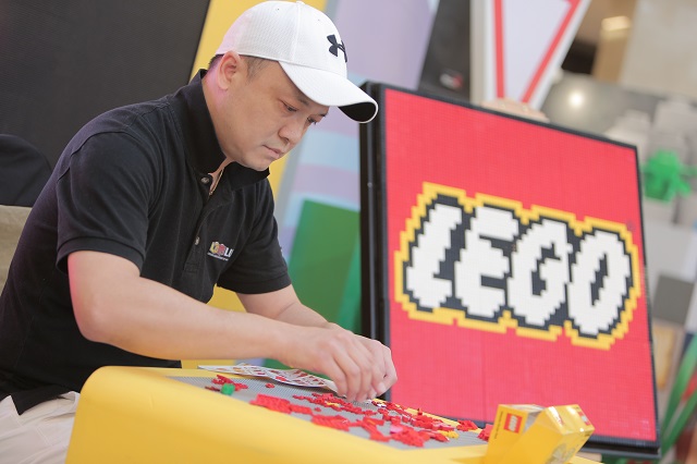 LEGO Malaysia Ng, President of LEGO User Group of Malaysia (LOM), participating in a Speed Building Challenge of the Bunga Raya Mini Build.